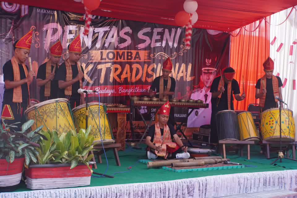 Suasana pagelaran pentas seni musik tradisional.